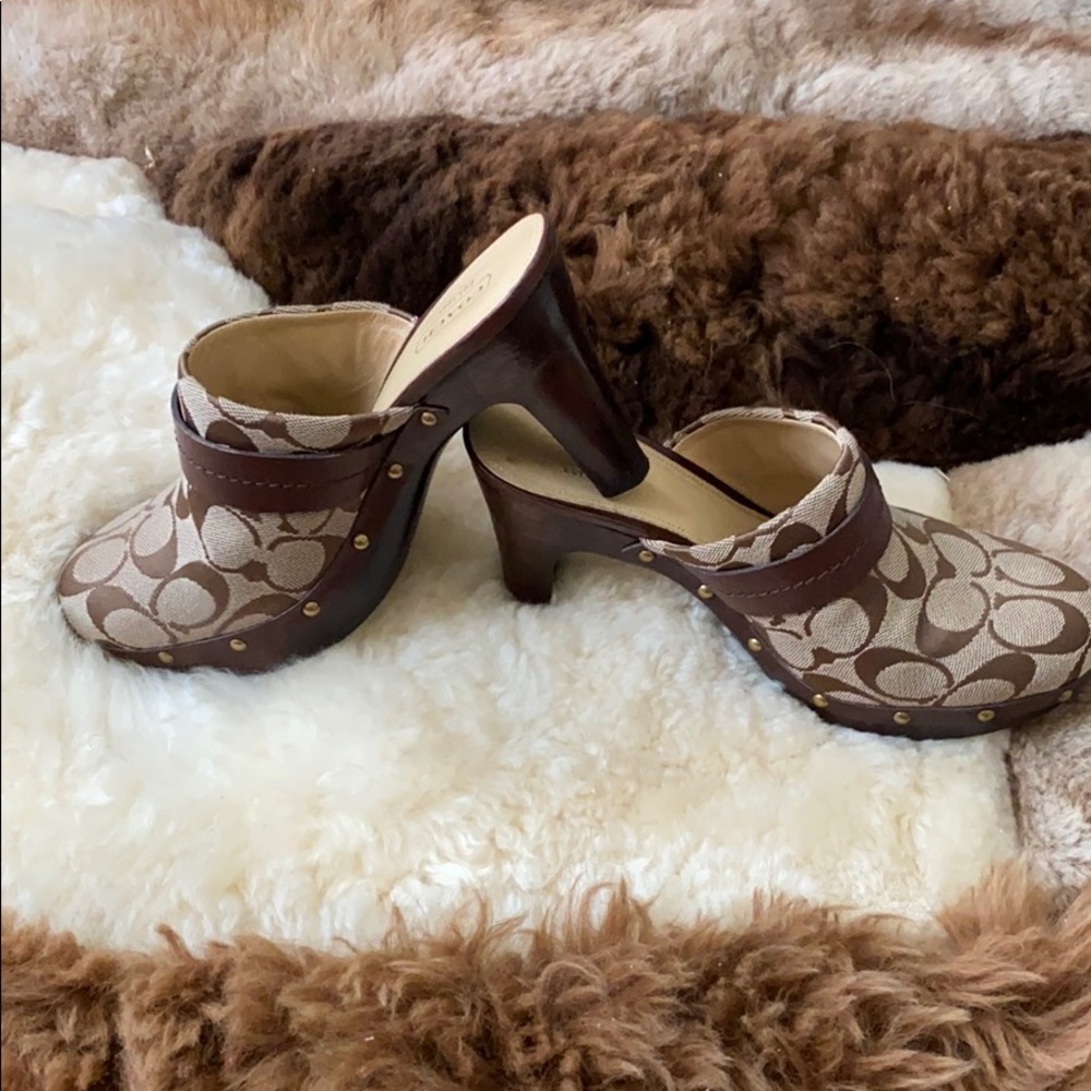 Coach women’s clogs - Picture 3 of 4